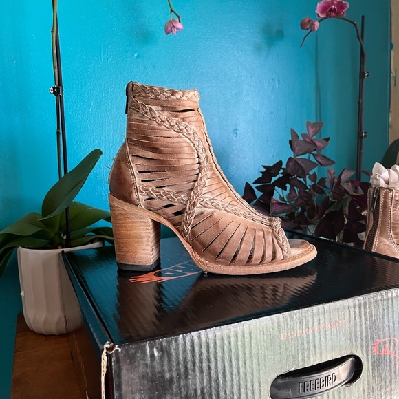 Freebirds Bela size 7 taupe - Picture 4 of 6